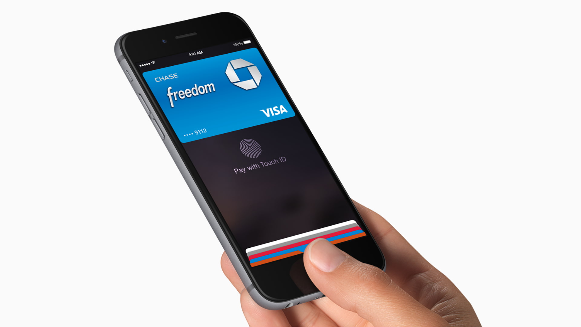 Mano sujetando un iPhone con pantalla Apple Pay que muestra tarjetas de pago añadidas